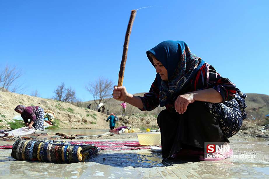 شست و شوی قالی ها در آب رودخانه