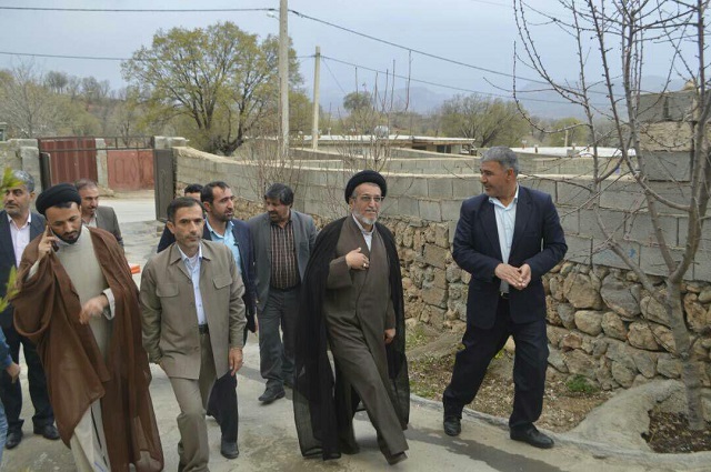 تجلیل از خانواده شهدای دانشجویی روستای توت نده با همکاری مدیرکل اداره اوقاف استان