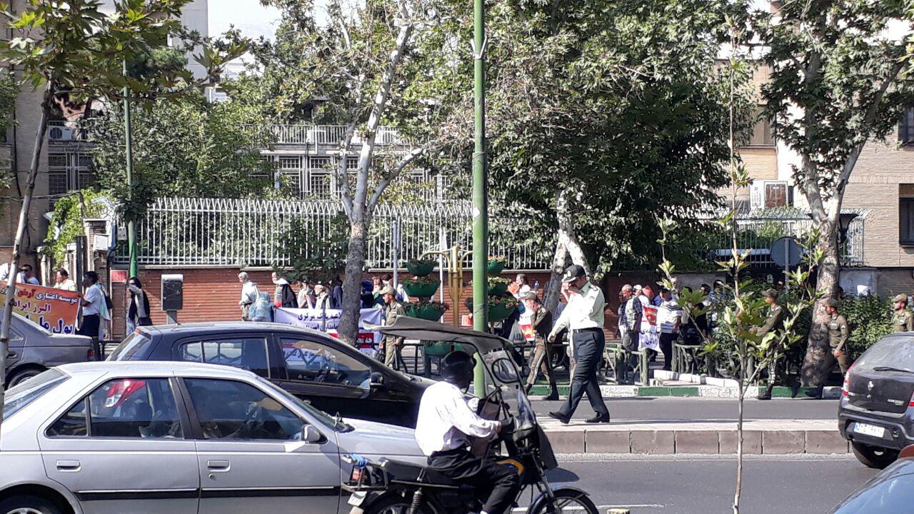 تجمع سپرده گذاران کاسپین این بار در میرداماد تهران /شعارهای تند علیه رئیس بانک مرکزی