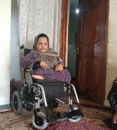 دانشگاهیان علی‌آباد یکی از از آرزوهای دختر معلول را برآورده کردند/ خرید ویلچر و سفر به عتبات عالیات
