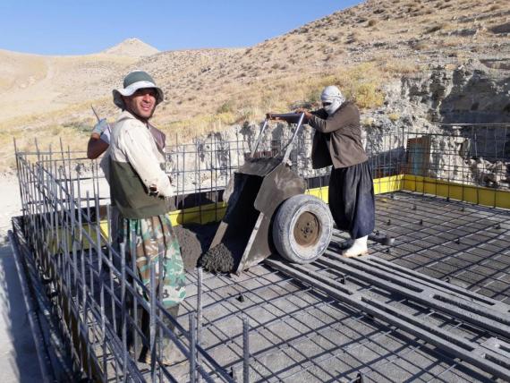 مراحل پایانی ساخت استخر 300 هزار لیتری روستای قلعه جوق توسط دانشجویان جهادی