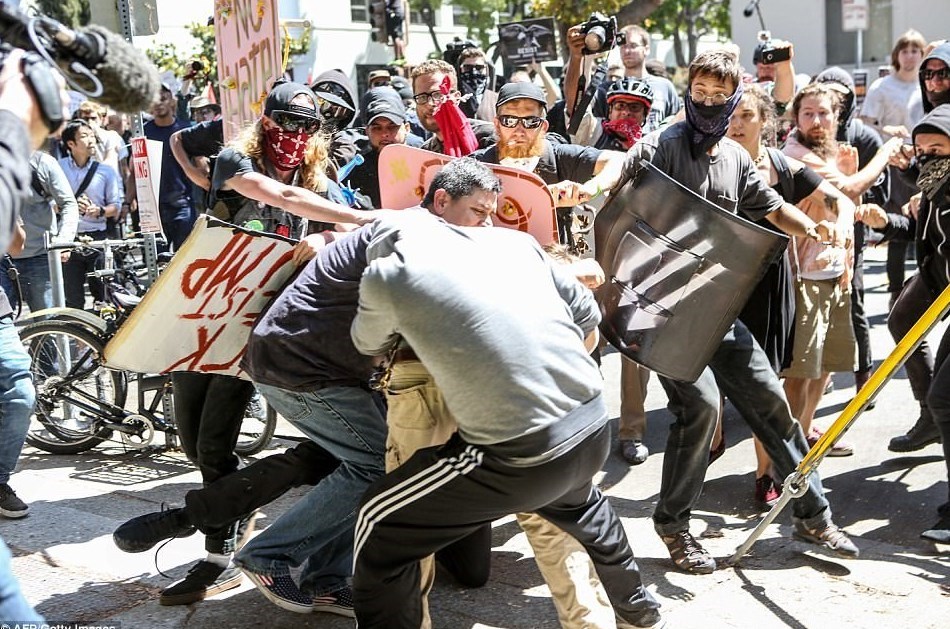 ادامه درگیری‌‌های نژادی در آمریکا/ این بار در ایالت کالیفرنیا +تصاویر
