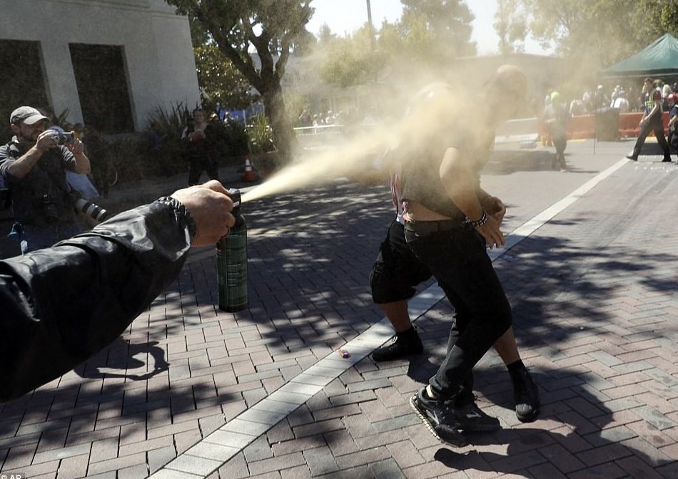 ادامه درگیری‌‌های نژادی در آمریکا/ این بار در ایالت کالیفرنیا +تصاویر