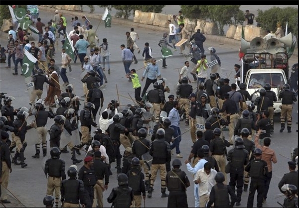 تظاهرات ضد آمریکایی در پاکستان/ پلیس با باتوم و گاز اشک‌آور معترضان را پراکنده کرد