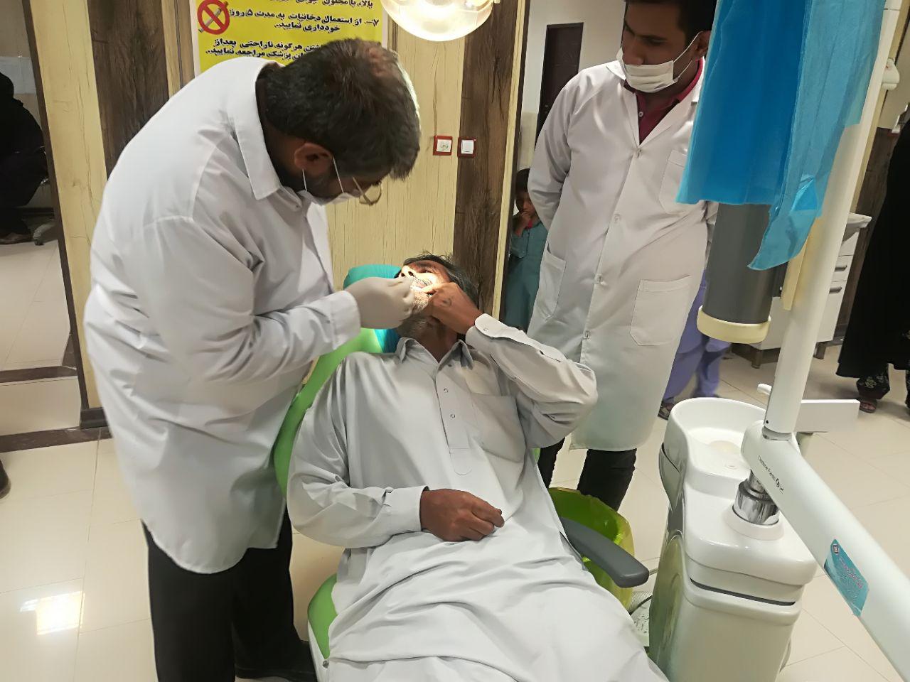 ارائه خدمات دندانپزشکی به مردم خاش توسط گروه جهادی دانشگاه علوم پزشکی زاهدان + تصاویر