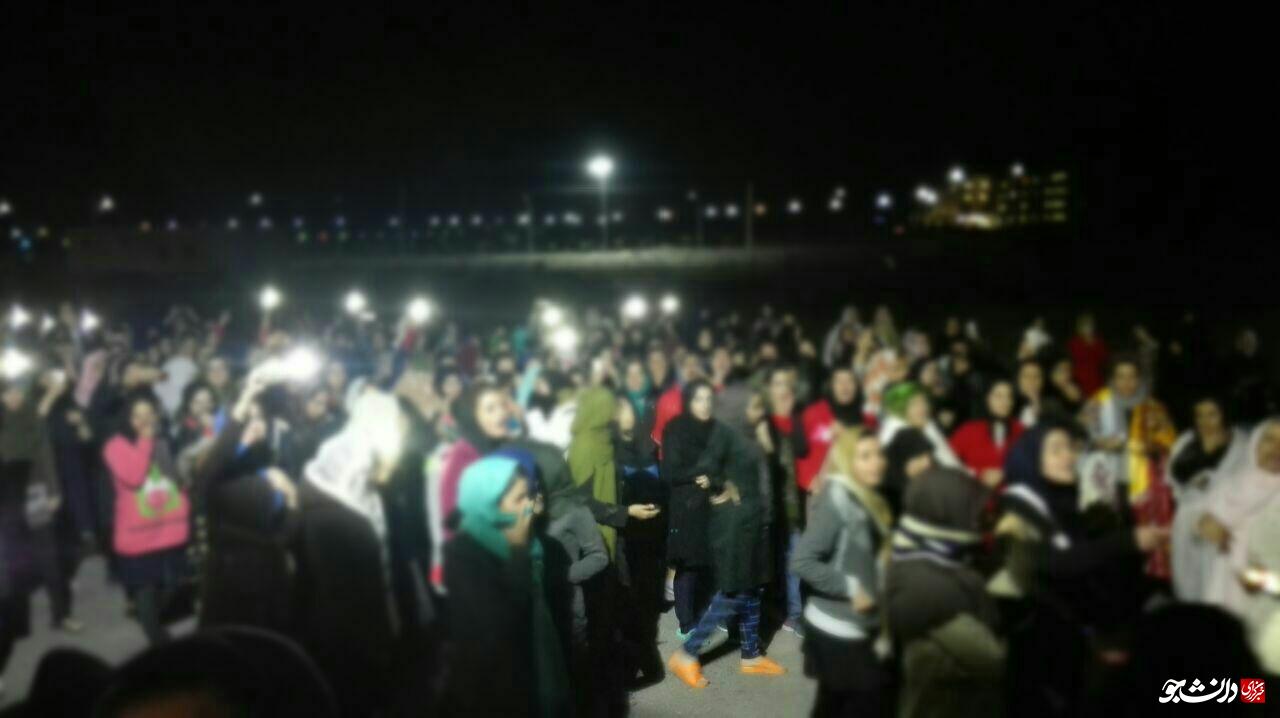 تجمع اعتراضی دانشجویان دانشگاه علوم پزشکی شهرکرد در مقابل درب خوابگاه / 