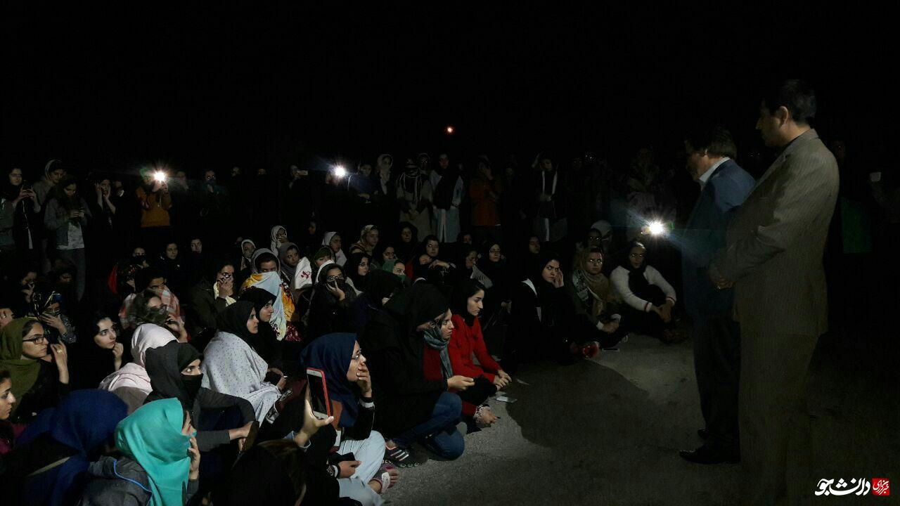 تجمع اعتراضی دانشجویان دانشگاه علوم پزشکی شهرکرد در مقابل درب خوابگاه / 