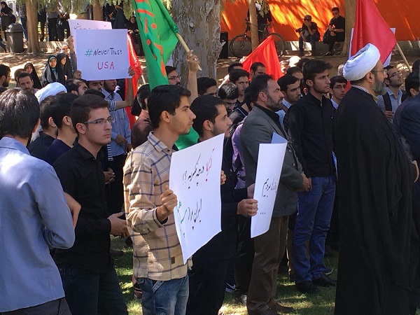 تجمع بزرگ دانشگاهیان دانشگاه شیراز در اعتراض به یاوه‌گویی رئیس جمهور آمریکا