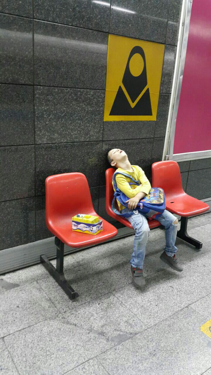 عکس/ خواب شیرین کودک کار در ایستگاه مترو