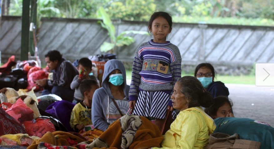 فعال شدن آتشفشان اندونزی ۵۰ هزار نفر را آواره کرد