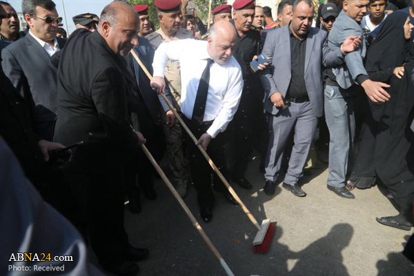 نخست وزیر عراق برای امام حسین دست به جارو شد!
