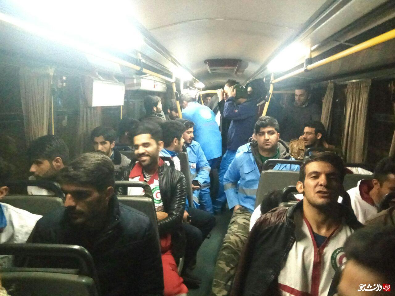 46 نفر از دانشجویان دانشگاه رازی برای کمک به زلزله‌زدگان کرمانشاه اعزام شدند+تصویر