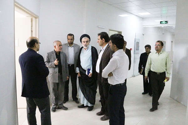 بازدید رئیس دانشگاه رازی از آزمایشگاه مرکزی