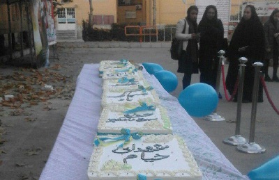 برگزاری جشن روز دانشجو در دانشگاه خیام مشهد با برش کیک 5 متری+ تصاویر
