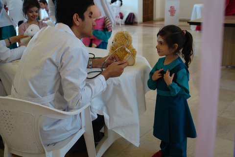 پرژوه موفق دانشجویان دانشگاه علوم پزشکی رفسنجان برای کودکان/ بیمارستان خرس عروسکی در جهت حمایت از کودکان