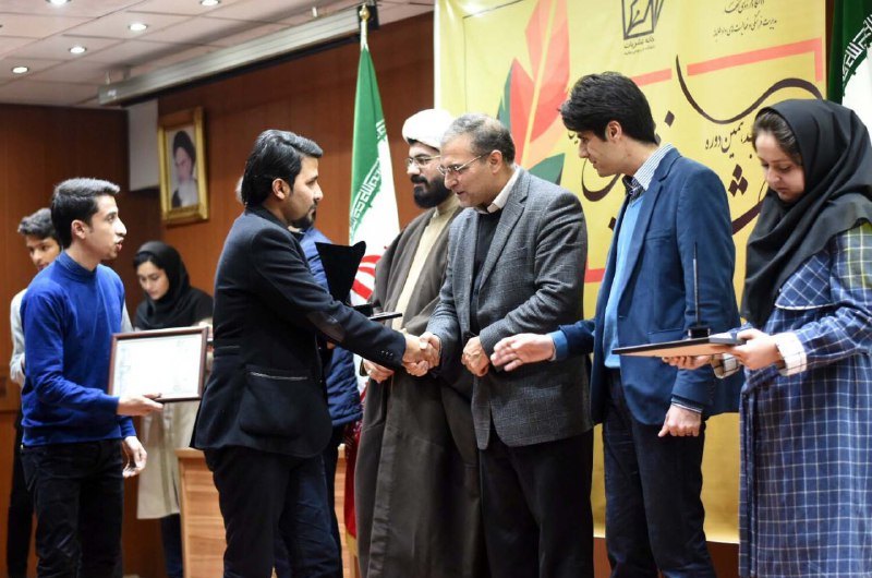 تیتر پنجشنبه/عده‌ای در جشنواره نشریات فردوسی مشهد جمع شدند و جوایز را بین خود تقسیم کردند/نشریه‌ای مشروعیت دانشجویی دارد، اما مشروعیت مسئولین را ندارد!