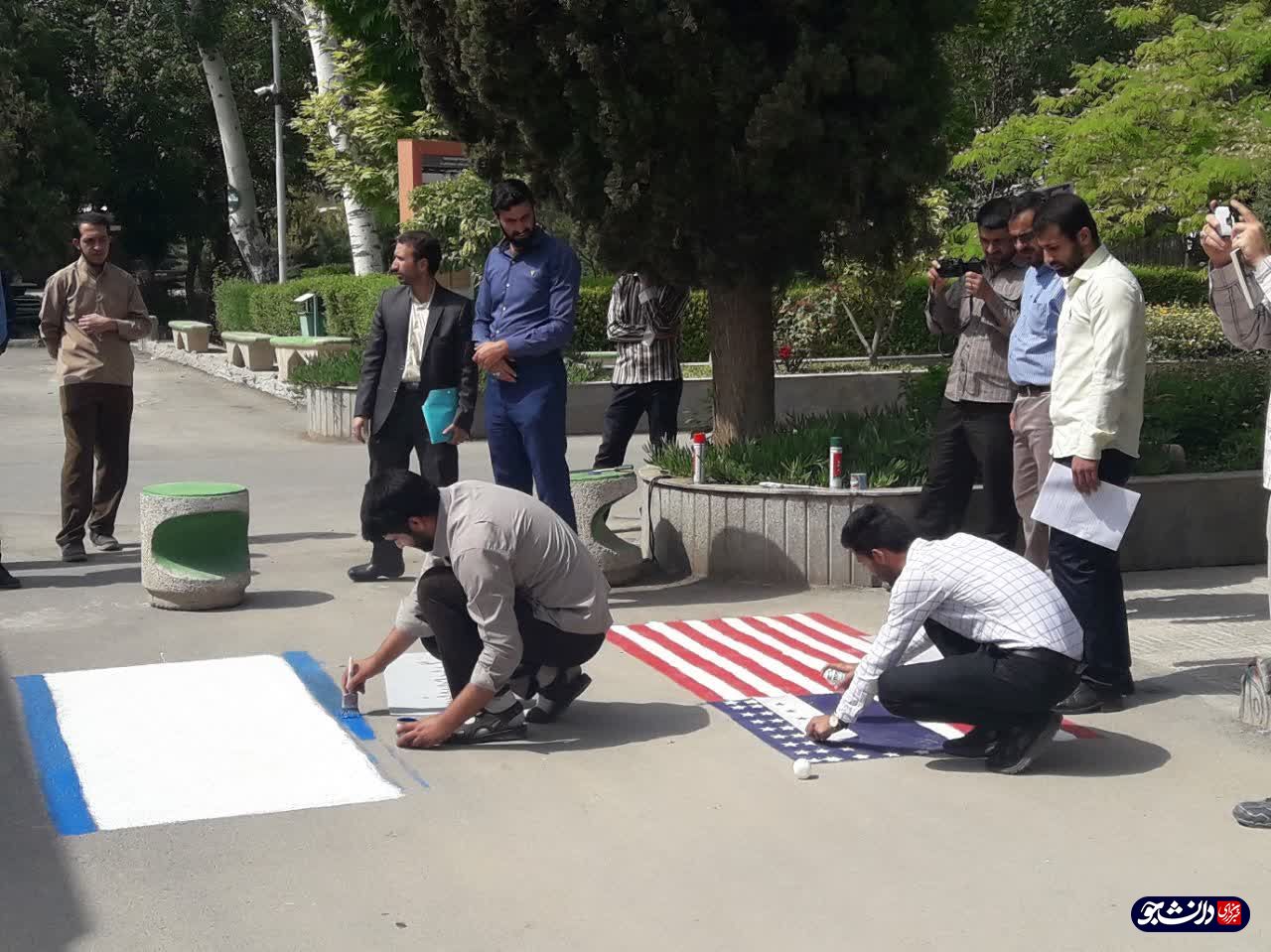 پرچم‌هایی که حاشیه‌ساز شد/ ماجرای قرار دادن ۲ صندلی سیمانی بر روی پرچم آمریکا و اسرائیل در دانشگاه پیام‌نور نجف‌آباد چیست؟!