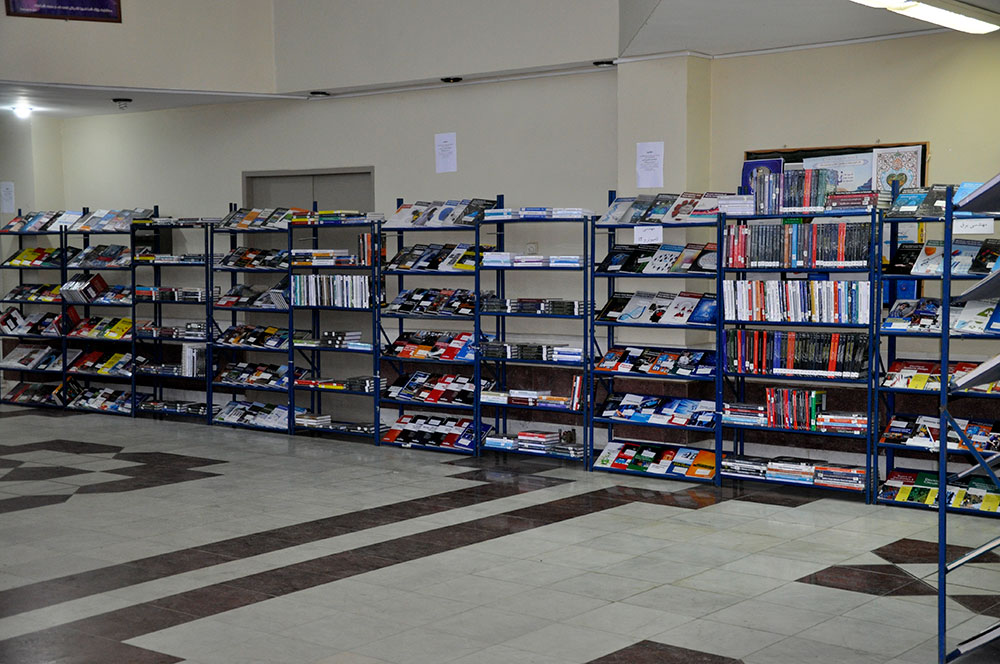 نمایشگاه کتب تخصصی خارجی در دانشگاه مازندران برپا شد
