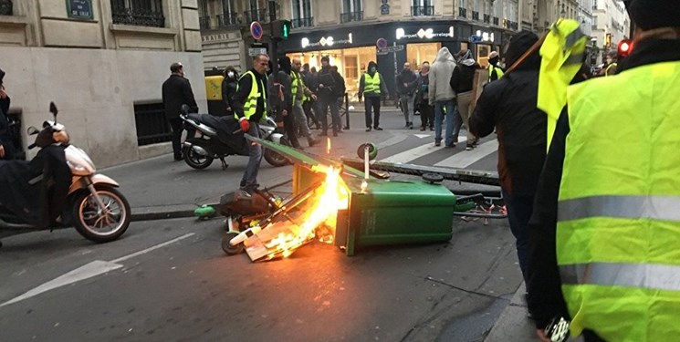 خیابان‌های اصلی مرکز پاریس در اشغال جلیقه‌زردها +عکس و فیلم