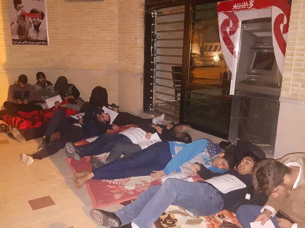 شیرازی‌ها خیلی هم حال دارند/ ماجرای کارتن‌خوابی دانشجویان بسیجی در سرما، برای رسیدگی به وضع معیشتی همشهری‌هایشان