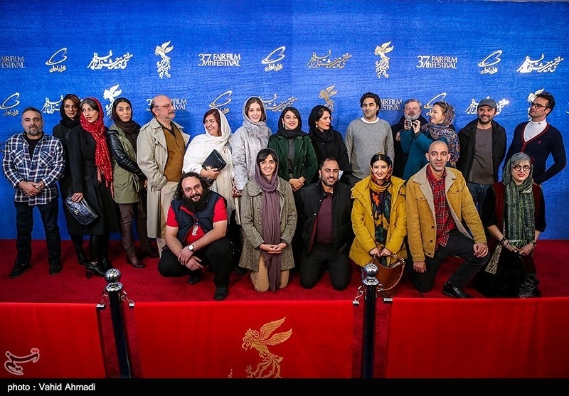 عکس/ عوامل بازیگران فیلم «یلدا» روی فرش قرمز جشنواره فیلم فجر