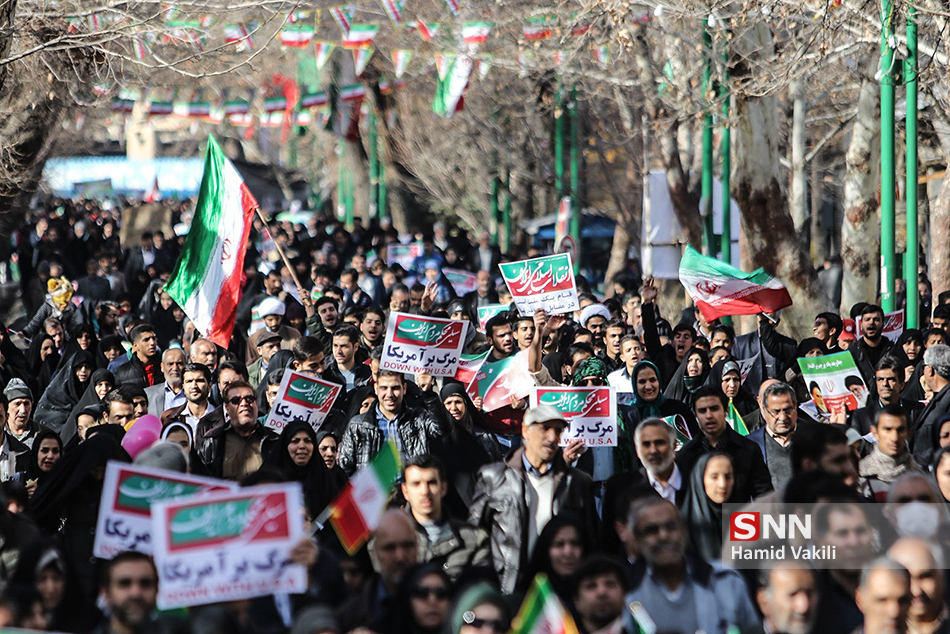 دانشجویان خارجی در راهپیمایی 22 بهمن شرکت می کنند