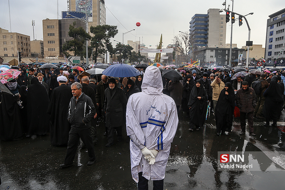 حماسه مردمی در جشن چهل سالگی انقلاب اسلامی/ ایستاده در باران! +فیلم و تصاویر