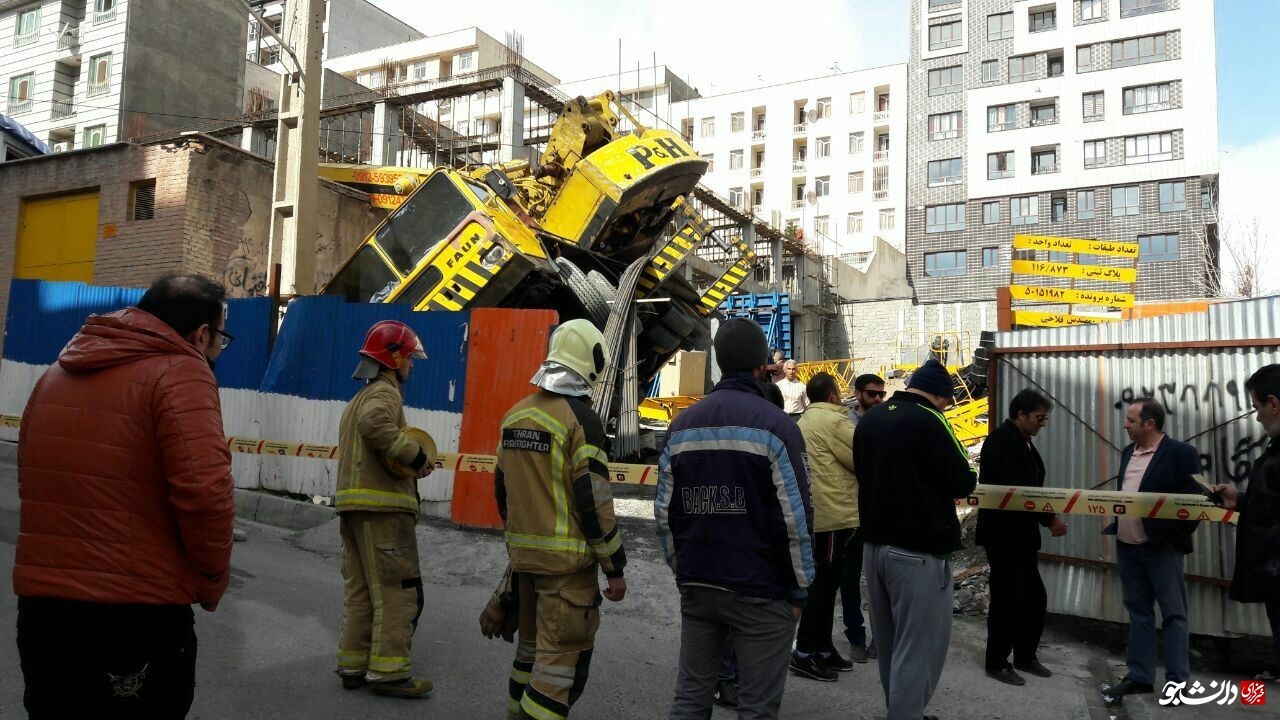 جرثقیل ۶۰ تنی در یک پروژه ساختمانی سقوط کرد