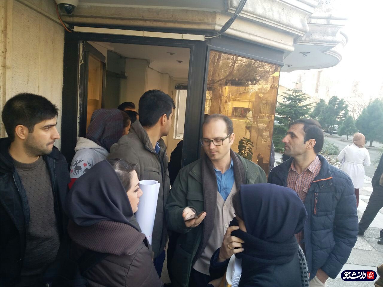 دانشجویان خوابگاه متاهلی جلال مقابل دفتر ریاست دانشگاه تهران تجمع کردند/ مسئولان پاسخگو نیستند!