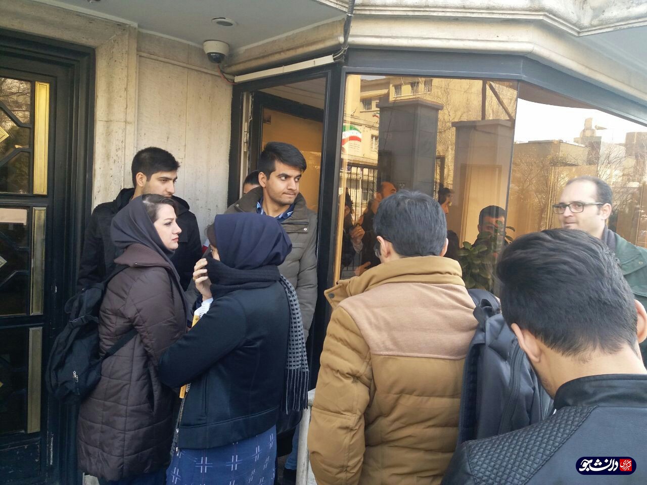 دانشجویان خوابگاه متاهلی جلال مقابل دفتر ریاست دانشگاه تهران تجمع کردند/ مسئولان پاسخگو نیستند!