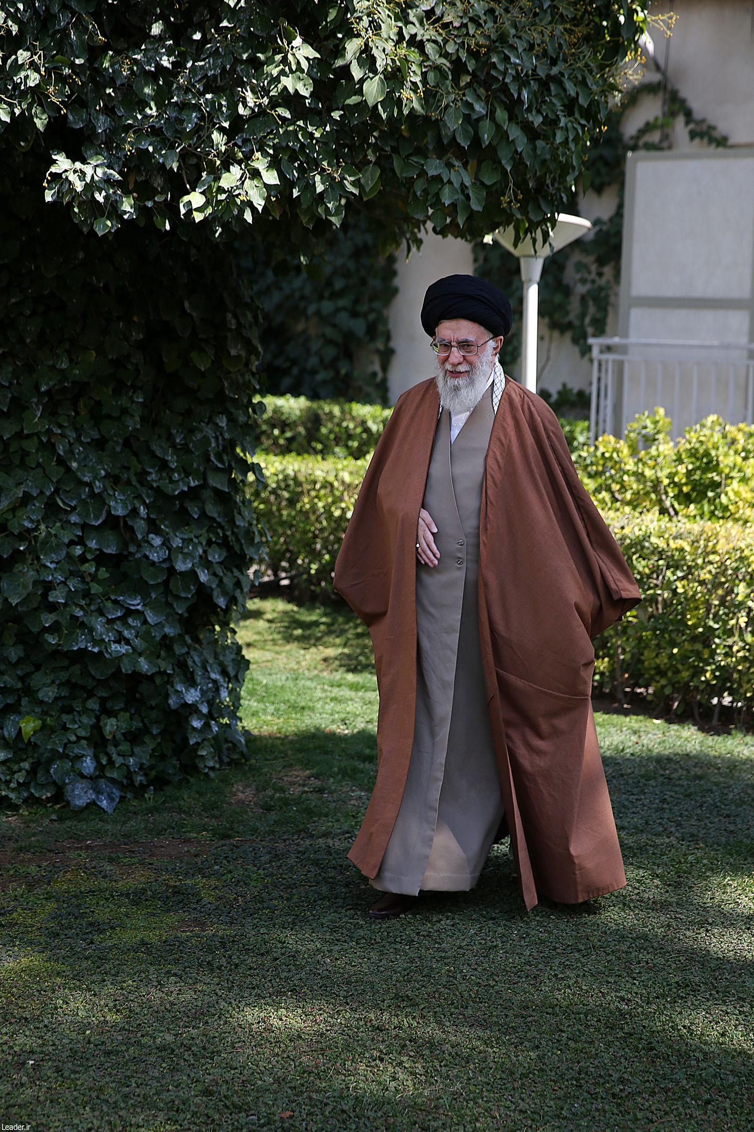 رهبر معظم انقلاب اسلامی دو اصله نهال میوه غرس کردند +تصاویر