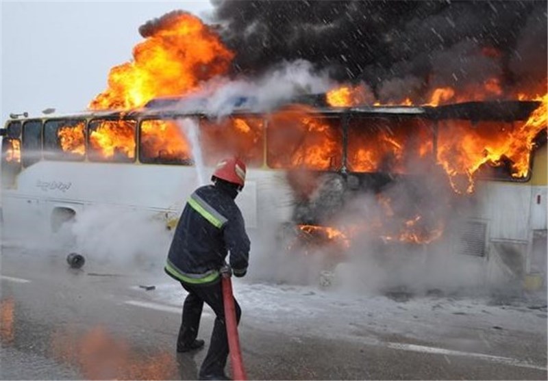 اتوبوس حامل دانشجویان دانشگاه علوم پزشکی کرمان آتش گرفت/ هیچ کدام از دانشجویان آسیب ندیدند