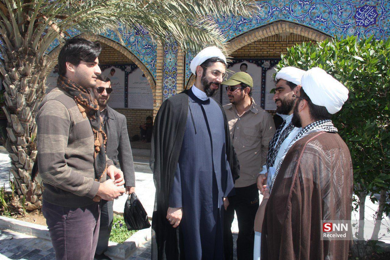 حجت الاسلام رستمی، رئیس نهاد رهبری در دانشگاه‌ها به زیارتگاه شهدای هویزه رفت