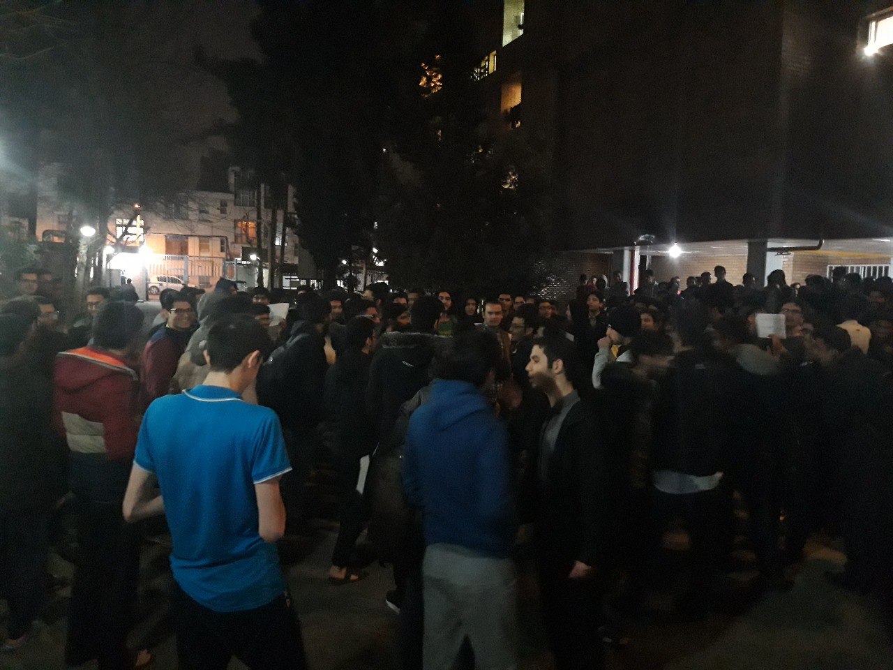 دانشجویان خوابگاههای دانشگاه شریف تجمع کردند/ هیچ مسئولی پاسخگو نیست!
