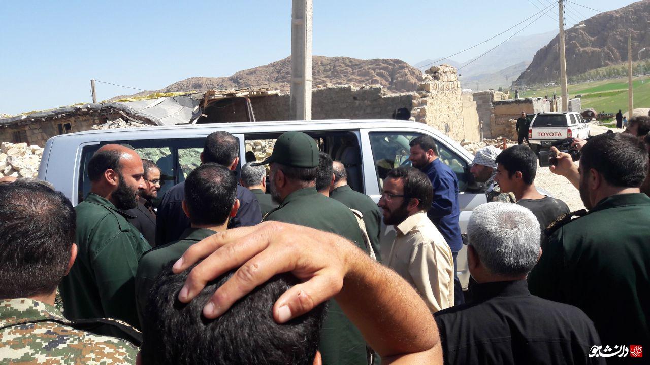 خانواده شهدای مدافع حرم ۲۷ واحد مسکونی به زلزله‌زدگان کرمانشاه تحویل دادند