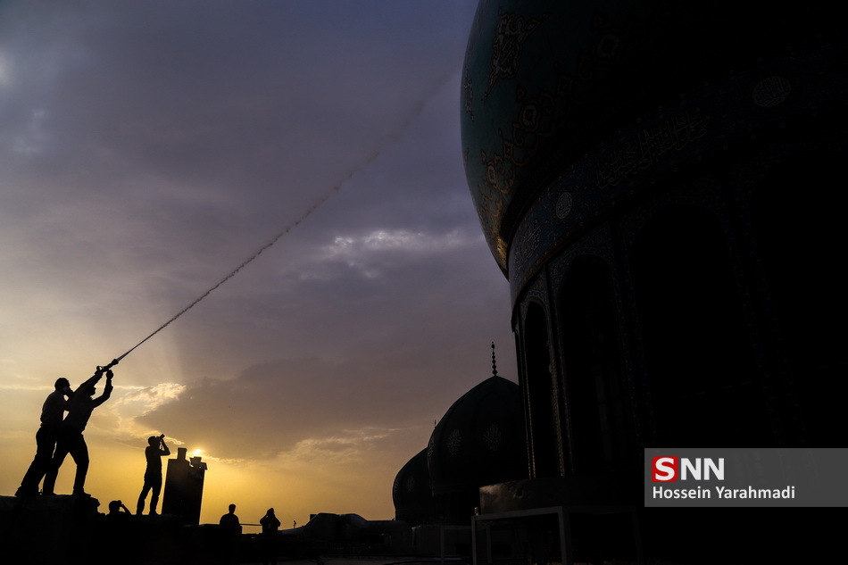 لحظاتی خاص از مراسم تعویض پرچم و شستشوی گنبد مسجد جمکران + تصاویر