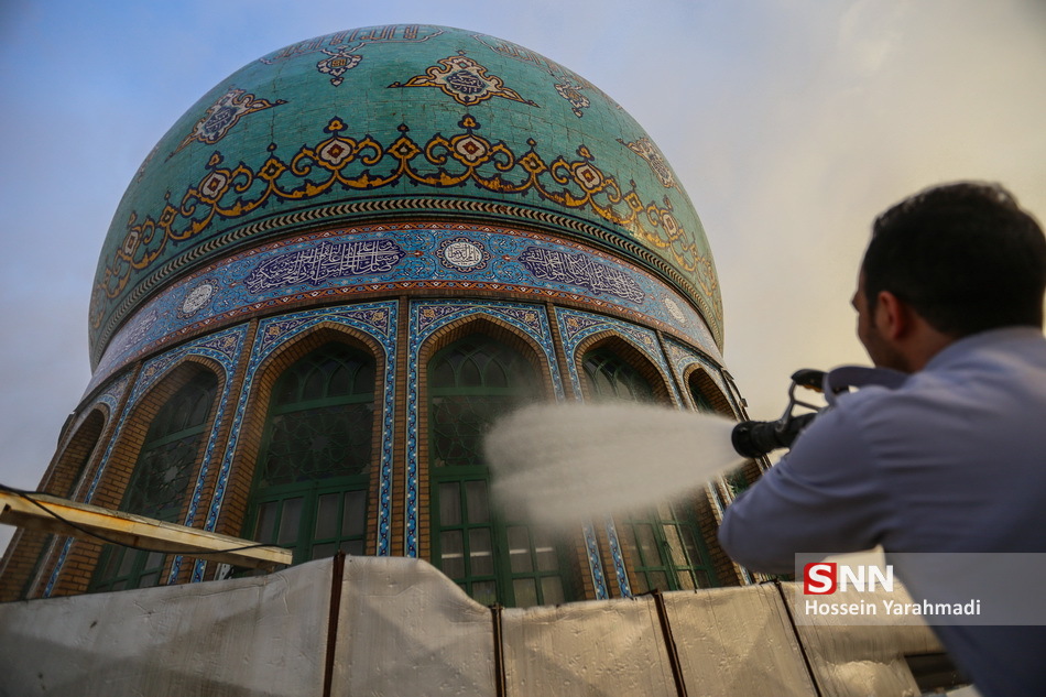 لحظاتی خاص از مراسم تعویض پرچم و شستشوی گنبد مسجد جمکران + تصاویر