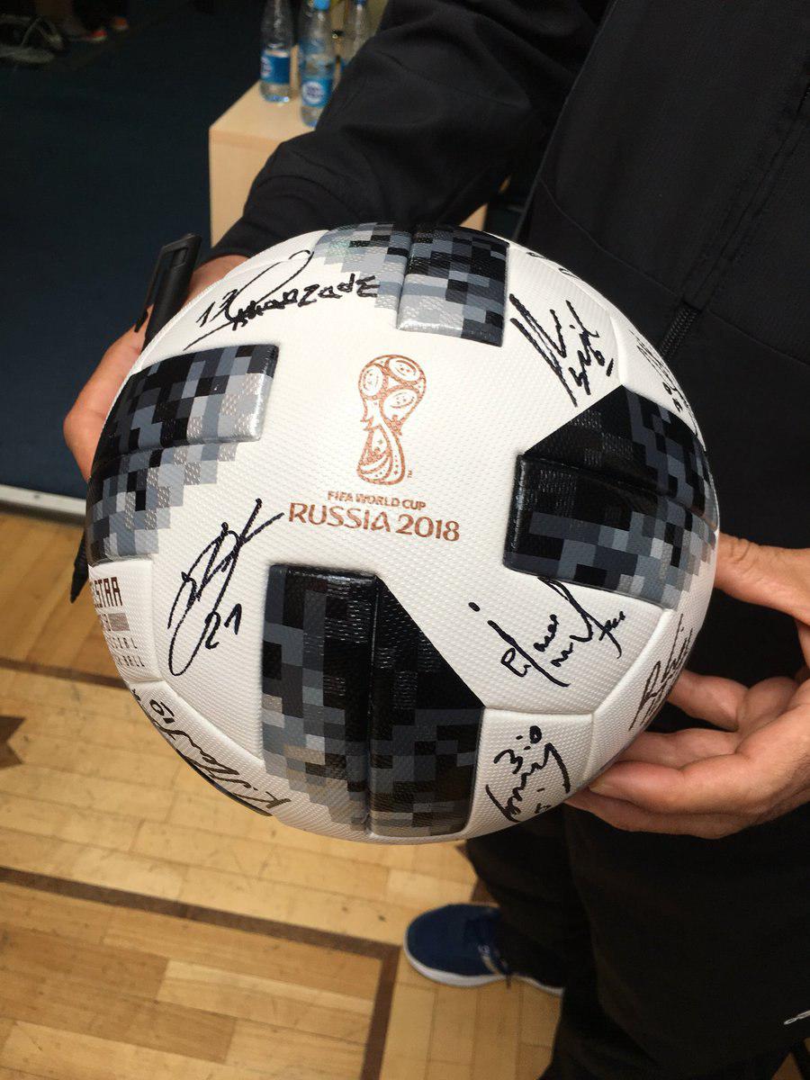 رونمایی از توپ رسمی جام جهانی با امضای ستاره‌های ایران و کی‌روش+عکس