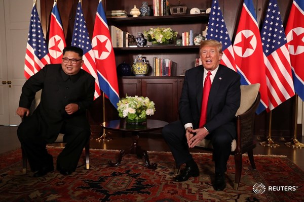 رهبران آمریکا و کره شمالی دیدار کردند/ اون: بعد از فائق آمدن به موانع توانستیم در اینجا حاضر شویم/ ترامپ: پیش‌بینی می‌کنم روابط خوبی با کیم داشته باشم