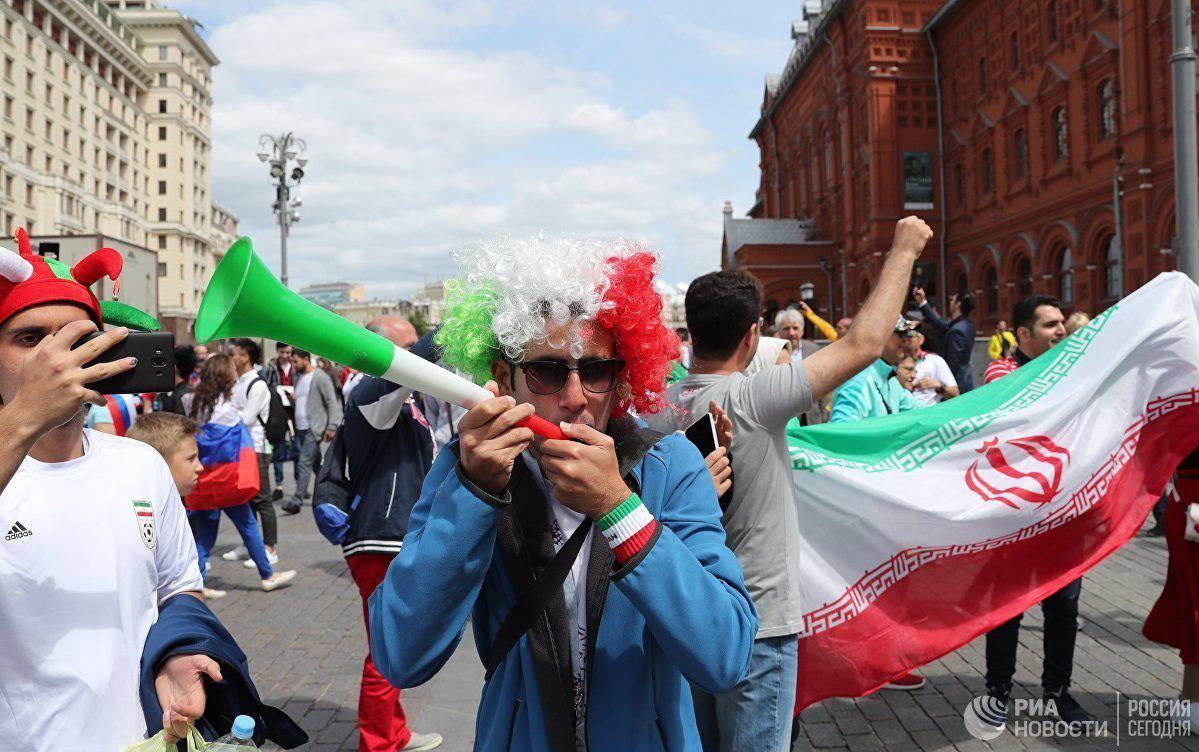 قاب جذاب رسانه روسی از هواداران ایرانی پیش از بازی افتتاحیه+عکس