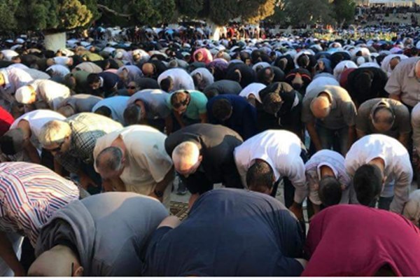 اقامه نماز عید هزاران فلسطینی در «خیمه‌های بازگشت و مسجدالاقصی»