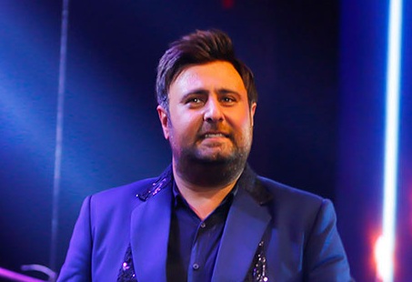 اجرای زنده محمد علیزاده در یک تئاتر