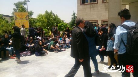 دانشجویان دانشگاه آزاد تهران مرکز همچنان به انتقال ساختمان دانشگاه به سوهانک معترضند+ تصاویر