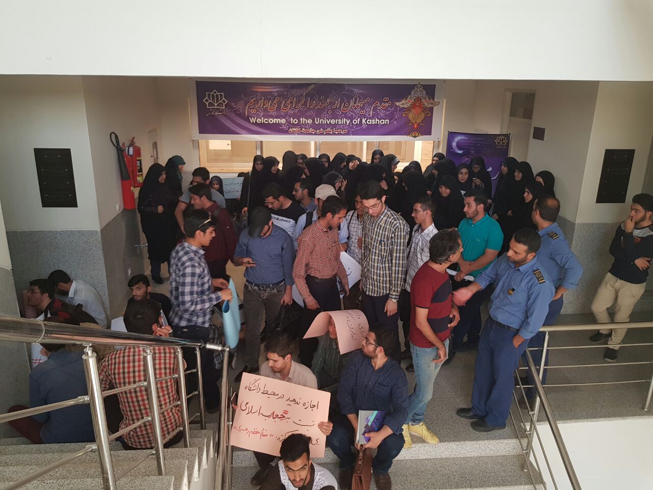 مطالبه‌ای که ذبح شد/ تحصن دانشجویان کاشان در اعتراض به کارشکنی‌های معاونت فرهنگی بی‌پاسخ ماند!