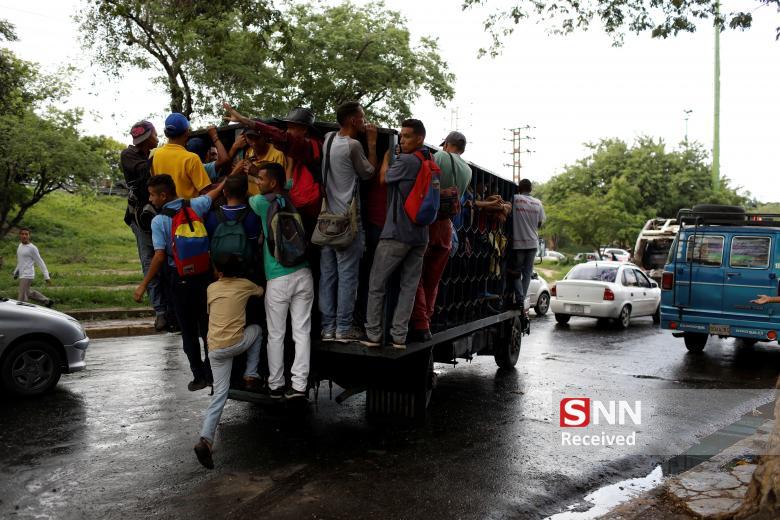عجایب  حمل و نقل عمومی در ونزوئلا/ مسافرکشی در قسمت بار کامیون +تصاویر