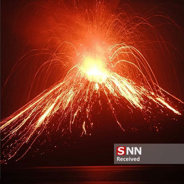 تصویری زیبا از فوران یک آتشفشان در شب