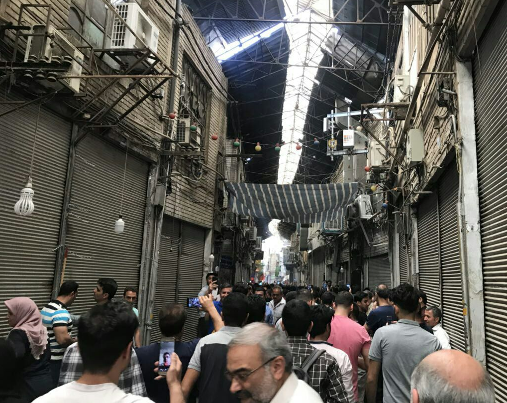 بازاریان تهران در اعتراض به رکود و قیمت ارز دست از کار کشیدند+ عکس