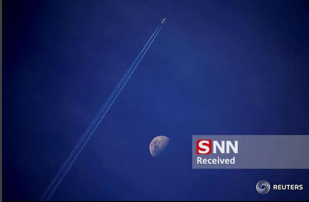 تصویری جالب از پرواز یک هواپیما بر فزار کره ماه!