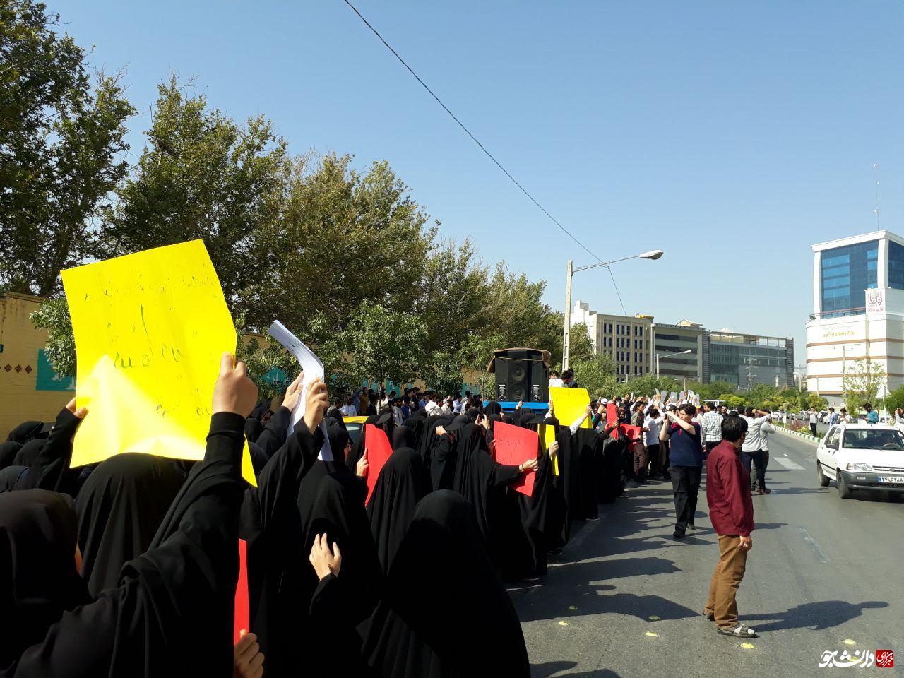 تجمع دانشجویان و طلاب مشهد مقابل دادگستری/ قوه قضاییه مفسدین اقتصادی را به مردم معرفی کند+فیلم