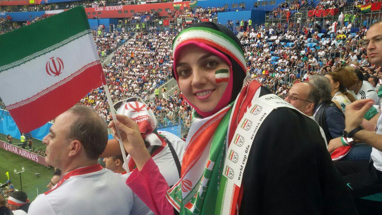 واکنش تماشاچیان جام جهانی با دیدن یک هنرمند چادری + عکس